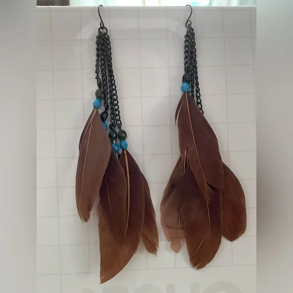 Unique pair of feather earrings - Picture 2 of 2